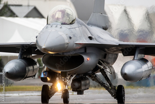 Fotografi Fighter jet taxiing to the runway