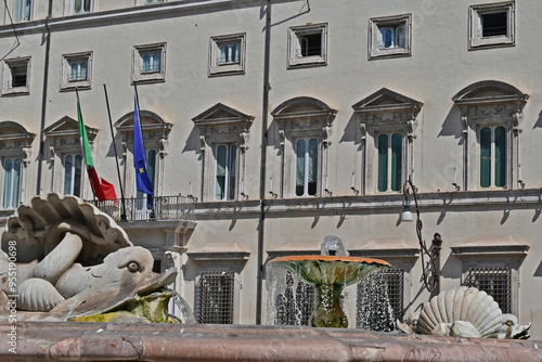 Roma, Palazzo Chigi e la fontana di piazza Colonna photo