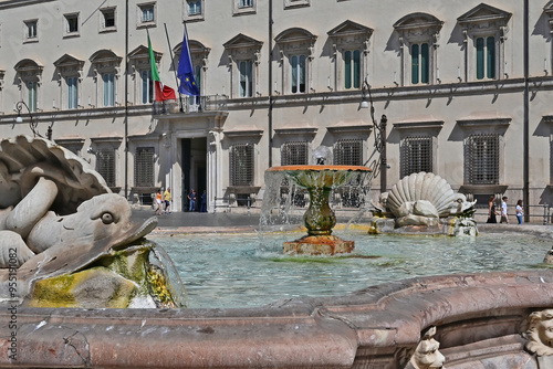 Roma, Palazzo Chigi e la fontana di piazza Colonna photo