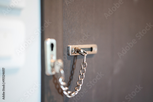 Foto A chain lock on the wooden bedroom's door, that using for security