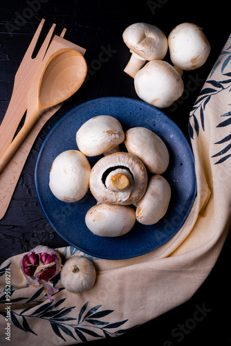 champiñones, setas, hongos frescos comestibles en tupper en plato sobre fondo negro o blanco para cocinar comida deliciosa sana y nutritiva