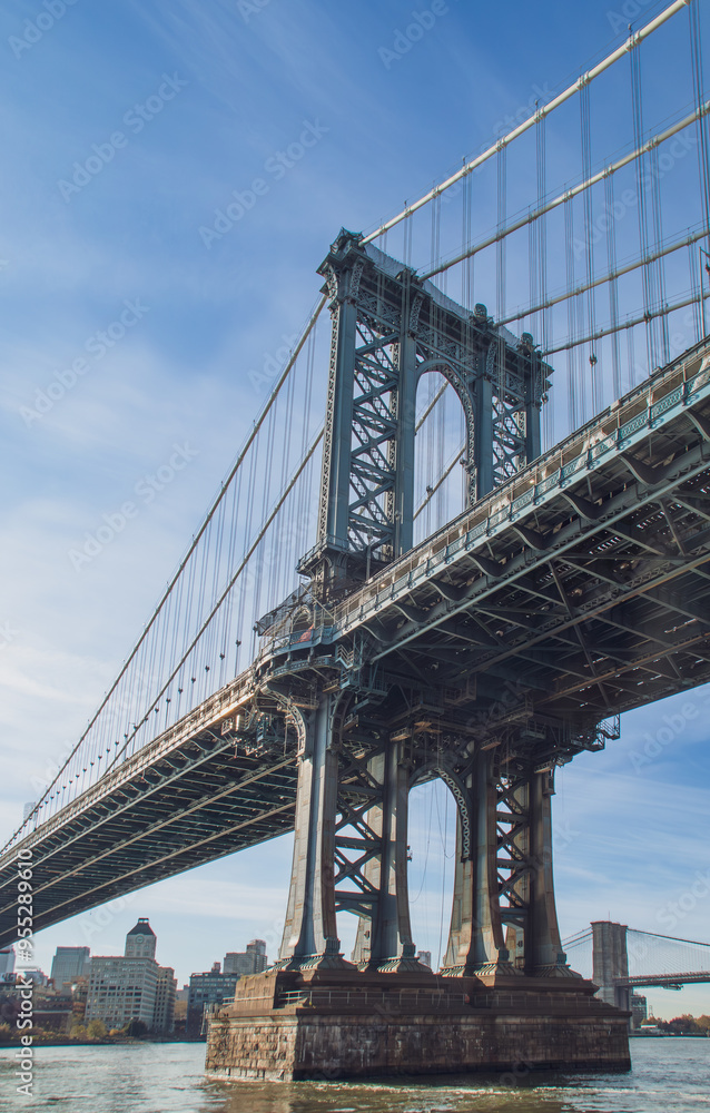 Fototapeta premium El puente Manhattan desde al orilla de la isla del mismo nombre. Al fondo los edificios de Brooklyn a orillas del río Este. Nueva York, USA, 2019.