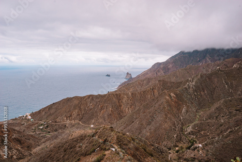 MAR AL FONDO BAJO ACANTILADOS ROCOSOS