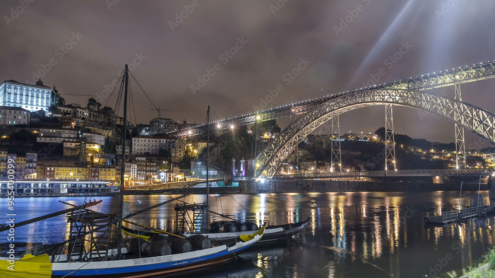 Obraz premium Timelapse of The Dom Luis I Bridge over Douro River between the cities of Porto and Vila Nova de Gaia, Portugal