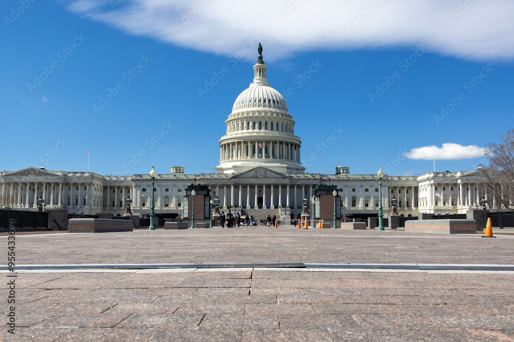 Fototapeta premium This image of the U.S. Capitol building showcases its grand architecture, representing American democracy and governance. It is ideal for buyers interested in historical, governmental, or political dé