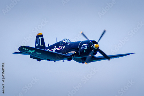 Φωτογραφία Striking photo of a vintage warplane in flight, capturing the historical significance and classic design of this iconic aircraft