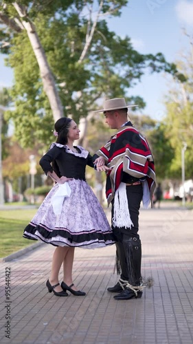 pareja de huasos chilenos bailando cueca en la plaza de la ciudad, concepto celebración fiestas patrias  photo