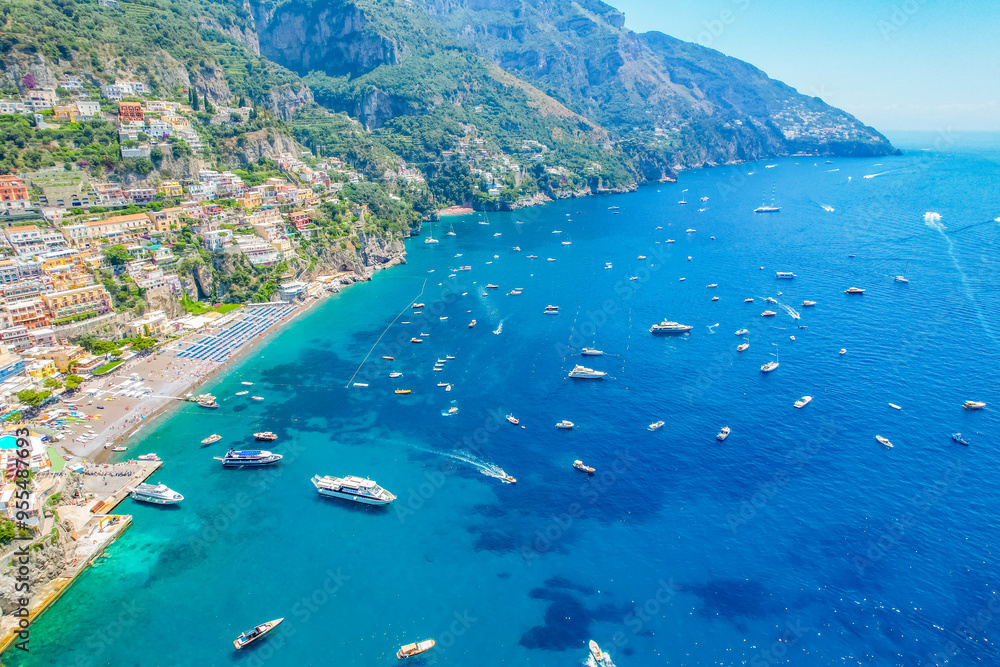Obraz premium Positano town, beach and beautiful colorful houses on the cliff in Amalfi coast in Italy