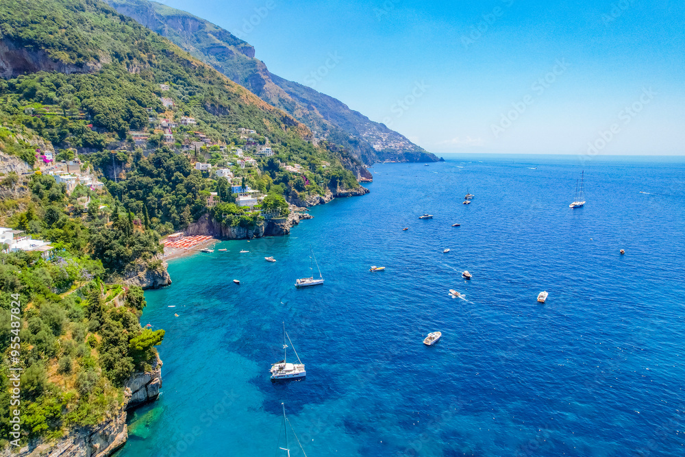 Naklejka premium Positano town, beach and beautiful colorful houses on the cliff in Amalfi coast in Italy