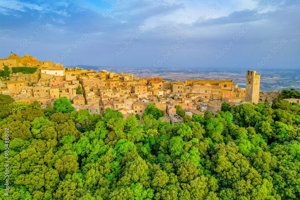 Obraz premium f historic town of Erice near Trapani. Castello di Venere, Sicily, Italy 