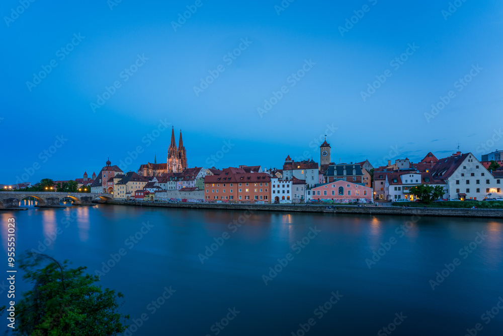Obraz premium Panoramic view of Regensburg's old town on the Danube in Germany.