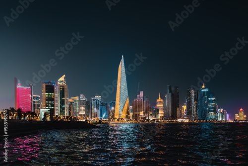 Skyline Silhouette der Stadt Doha Hauptstadt von Katar am Persischen Golf nachts mit beleuchteten Hochhäusern