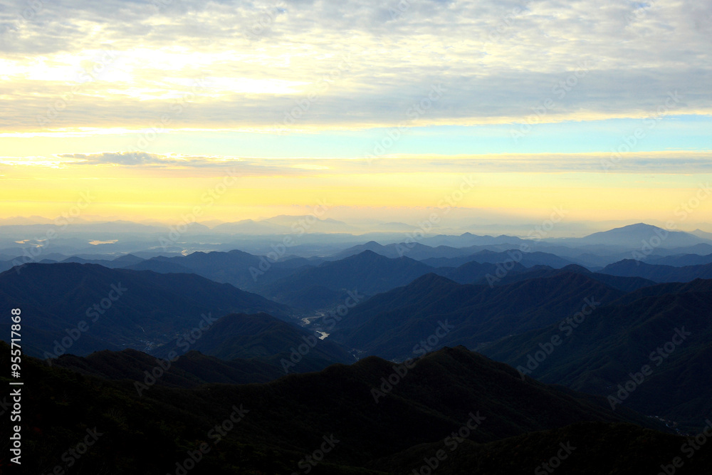 Obraz premium 새벽녘의 고산에서 바라본 아침 풍경