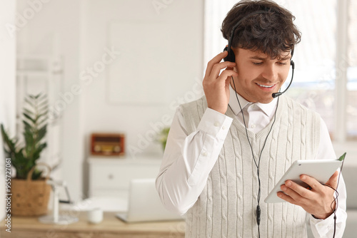 Male technical support agen...