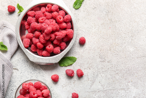 Fotografía Metal plate with fresh raspberries and mint on grey background