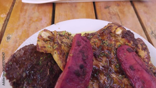 Video 4K comida peruana, parrilla mixta de carne, pollo y chorizo con guarnición y ensalada