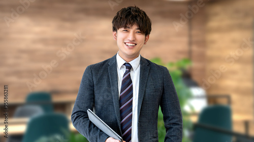 Cuadro en lienzo タブレットを持つ笑顔の男性ビジネスマン