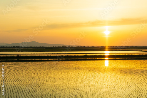 日本の絶景鉄道路線　五能線の車窓風景　夕暮れの八郎潟