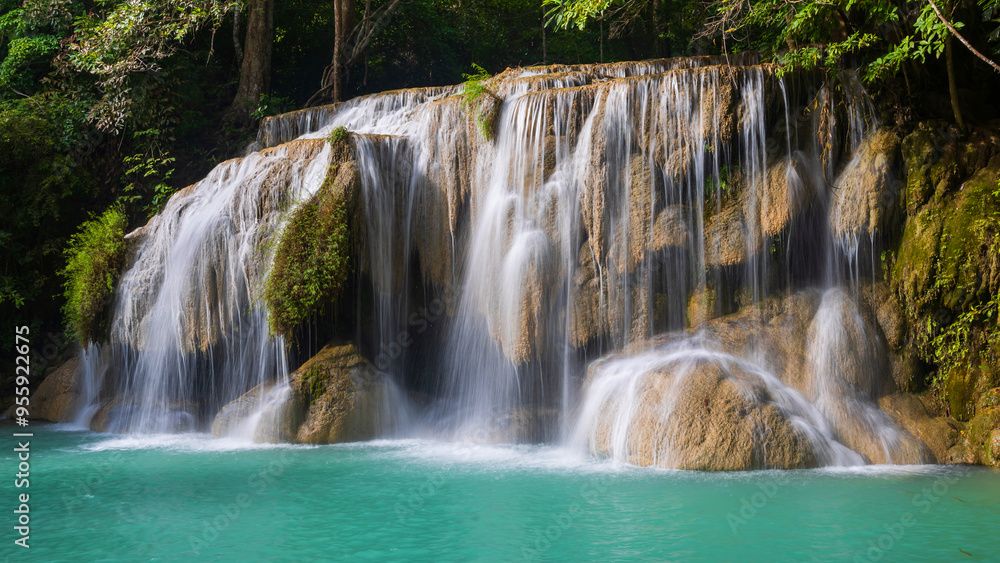 Obraz premium Deep forest waterfall in Thailand. Erawan waterfall National Park Kanjanaburi Thailand.