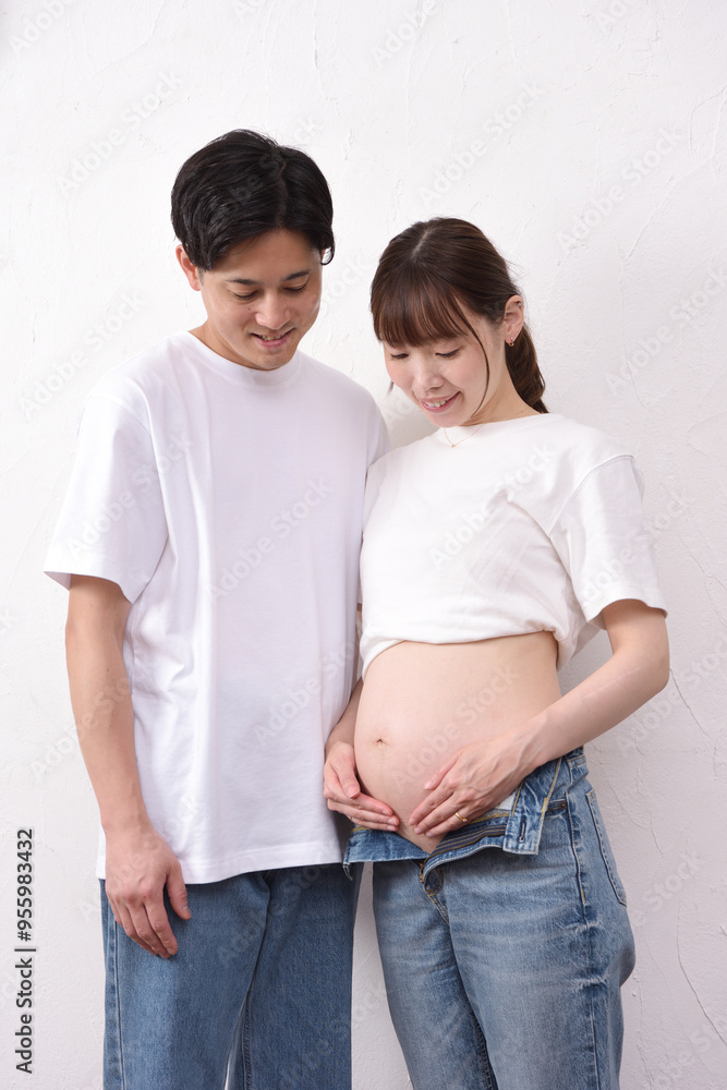 妊娠した大きなお腹の妻と寄り添う夫 妊娠した大きなお腹の妻と寄り添う夫