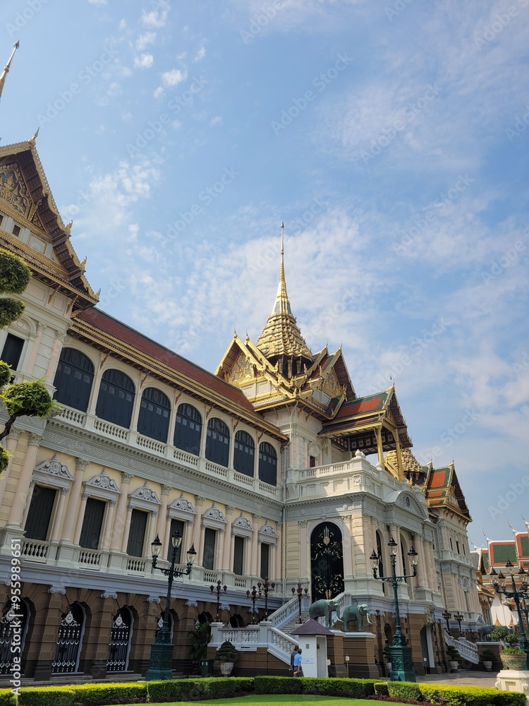 Fototapeta premium The Grand Palace: A historic royal residence in Bangkok, featuring impressive architecture and housing the Emerald Buddha Temple.