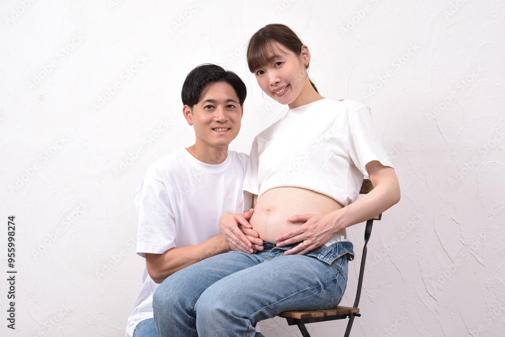 妊娠した大きなお腹の妻に寄り添う夫