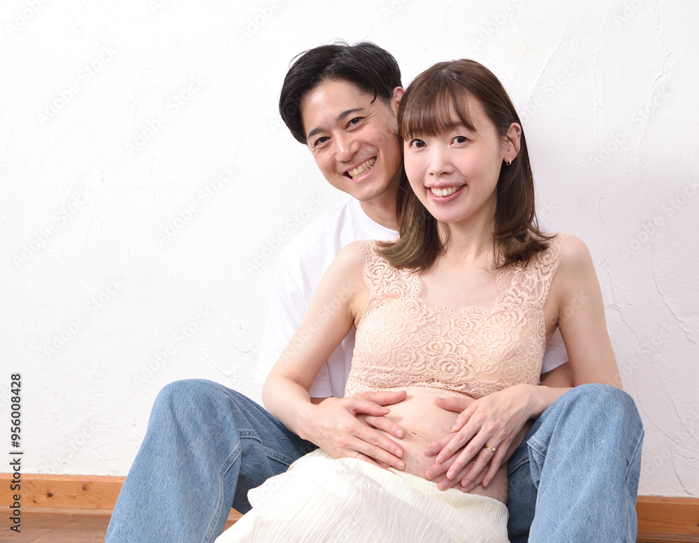 妊娠した若妻に寄り添う若い夫 妊娠した若妻に寄り添う若い夫