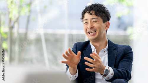 Canvastavla 身振り手振りで話す笑顔のビジネスマン