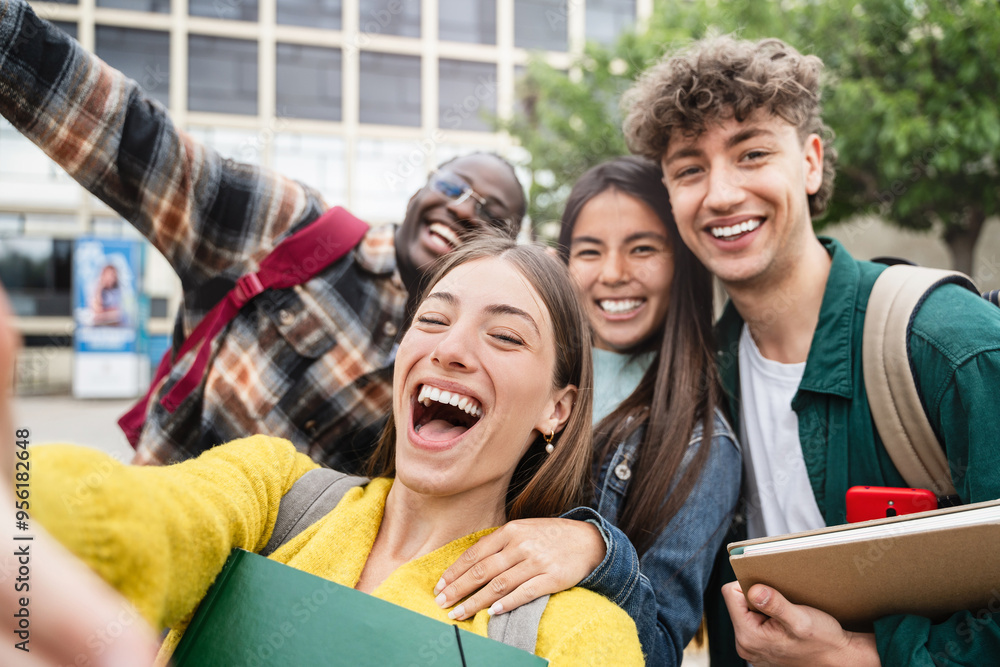 Obraz premium Happy university student friends taking a selfie photo in the campus, celebrating academic course on social media