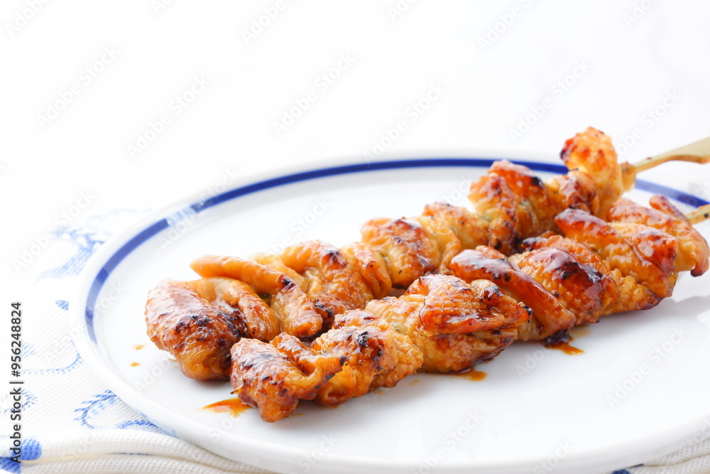 炭火焼にした焼き鳥をタレで食べる(とり皮)
炭火焼にした焼き鳥をタレで食べる(とり皮)