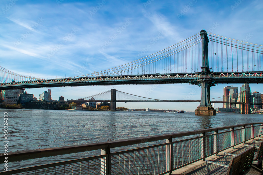 Puente Manhattan y al fondo el puente Brooklyn desde la orilla de Manhattan en Nueva York, Estados Unidos. Puentes que conectan Manhattan con Brooklyn cruzando sobre el río Este. Noviembre, 2019. Puente Manhattan y al fondo el puente Brooklyn desde la orilla de Manhattan en Nueva York, Estados Unidos. Puentes que conectan Manhattan con Brooklyn cruzando sobre el río Este. Noviembre, 2019.