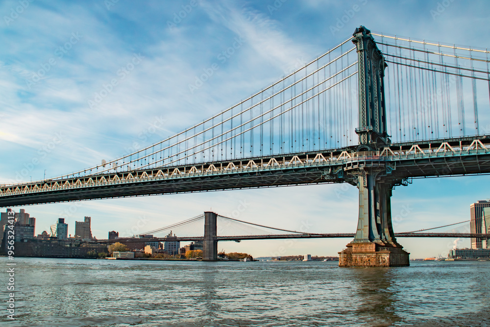 Puente Manhattan y al fondo el puente Brooklyn desde la orilla de Manhattan en Nueva York, Estados Unidos. Puentes que conectan Manhattan con Brooklyn cruzando sobre el río Este. Noviembre, 2019. Puente Manhattan y al fondo el puente Brooklyn desde la orilla de Manhattan en Nueva York, Estados Unidos. Puentes que conectan Manhattan con Brooklyn cruzando sobre el río Este. Noviembre, 2019.
