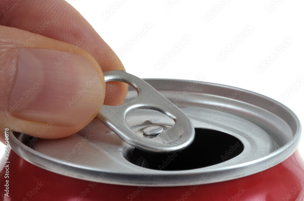 Ouvrir une canette de boisson avec un opercule en gros plan sur fond blanc