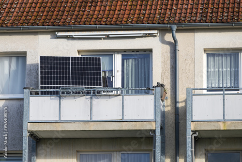 Solarmodule auf einem Balkon aufgestellt photo