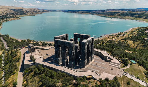 Φωτογραφία Aerial view of the Chronicle of Georgia with the Tbilisi Sea in the background