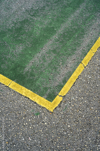 Líneas de campos de juego en pista deportiva deteriorada photo