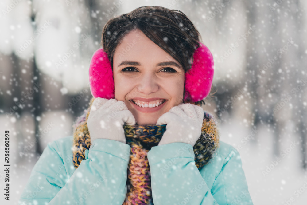 Φωτογραφία Photo of cheerful positive young lady smile good mood wear earmuffs snow weather