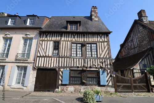 Bâtiment typique, vue de l'extérieur, ville de Pont Audemer, département de l'Eure, France photo