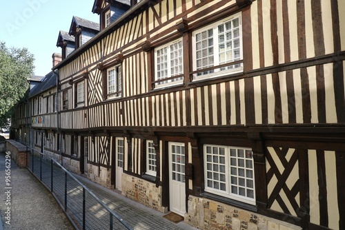 Bâtiment typique, vue de l'extérieur, ville de Pont Audemer, département de l'Eure, France photo