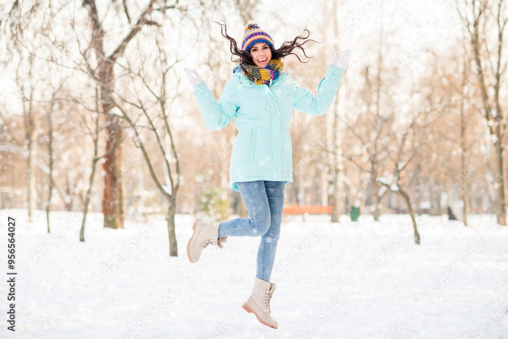 Φωτογραφία Photo of crazy funny lady jump raise hands wear knitted mittens hat scarf coat j