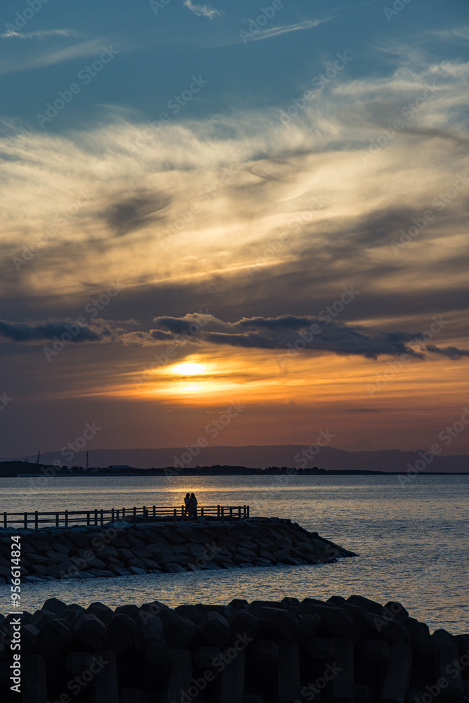 Obraz premium 日本 三重県伊勢市二見浦の海岸とオレンジ色に染まった夕焼け空