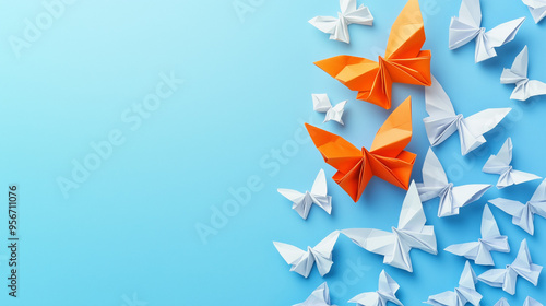 Papierowe origami zmieniające się w nowoczesne formy symbolizują transformację i sukces w biznesie. 