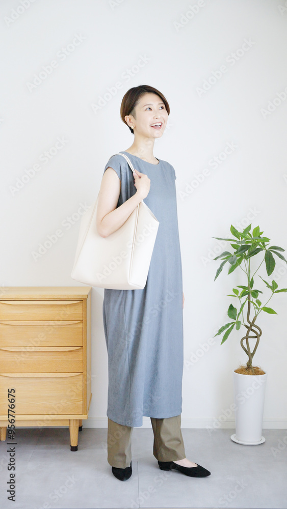女性秋服夏服のファッションコーディネート全身(縦向き). 女性秋服夏服のファッションコーディネート全身(縦向き).