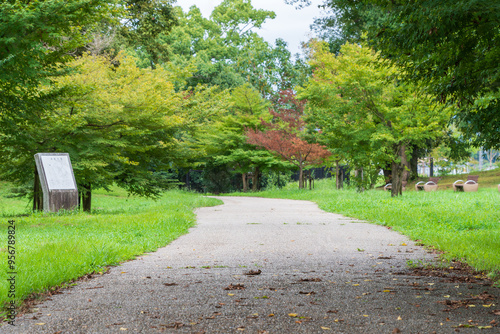 緑に囲まれた静かな馬見丘陵公園の小道