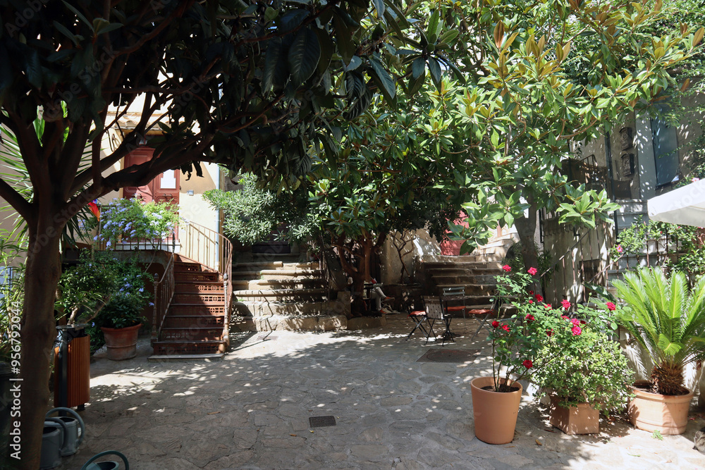 Place au cœur du vieux Ramatuelle Place au cœur du vieux Ramatuelle