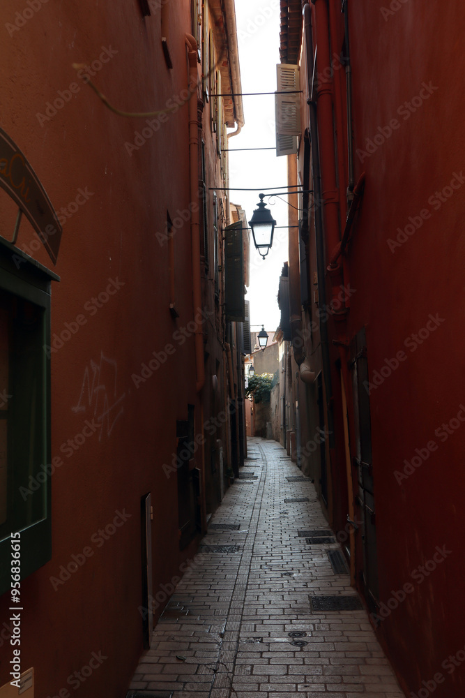 Fototapeta premium Ruelle sombre à Saint-Tropez