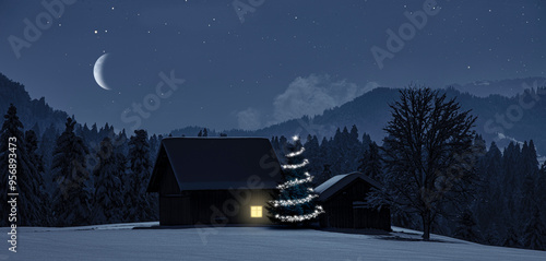 Leuchtender Weihnachtsbaum in einem ländlichen Dorf in verschneiter Landschaf...
