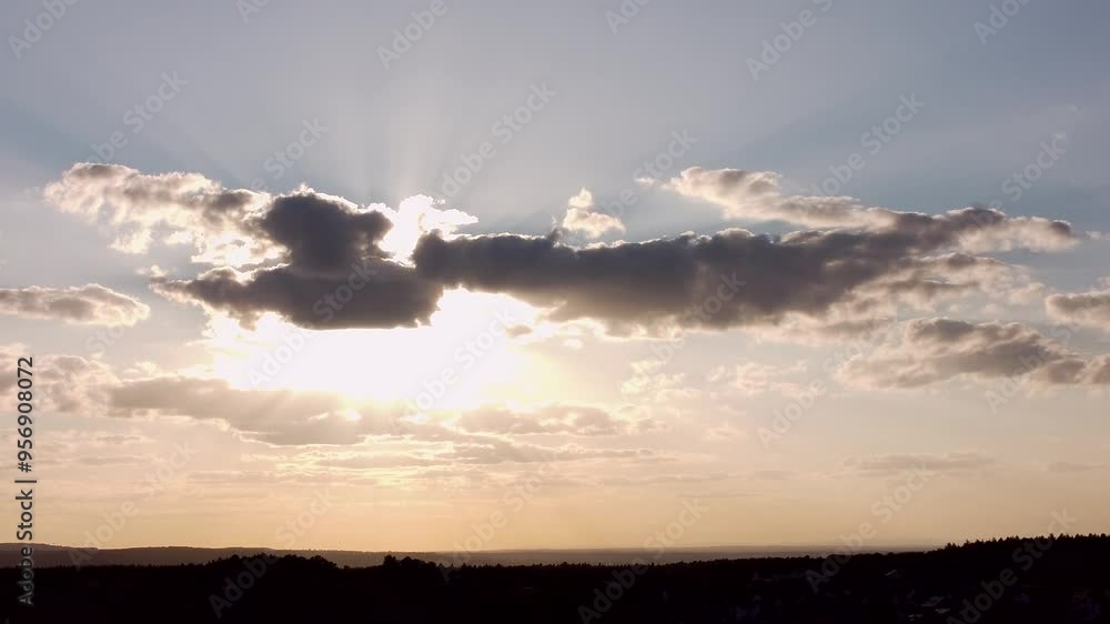 Drohne fliegt an Sonnenuntergang mit Wolkenformation, Wetter Drohne fliegt an Sonnenuntergang mit Wolkenformation, Wetter