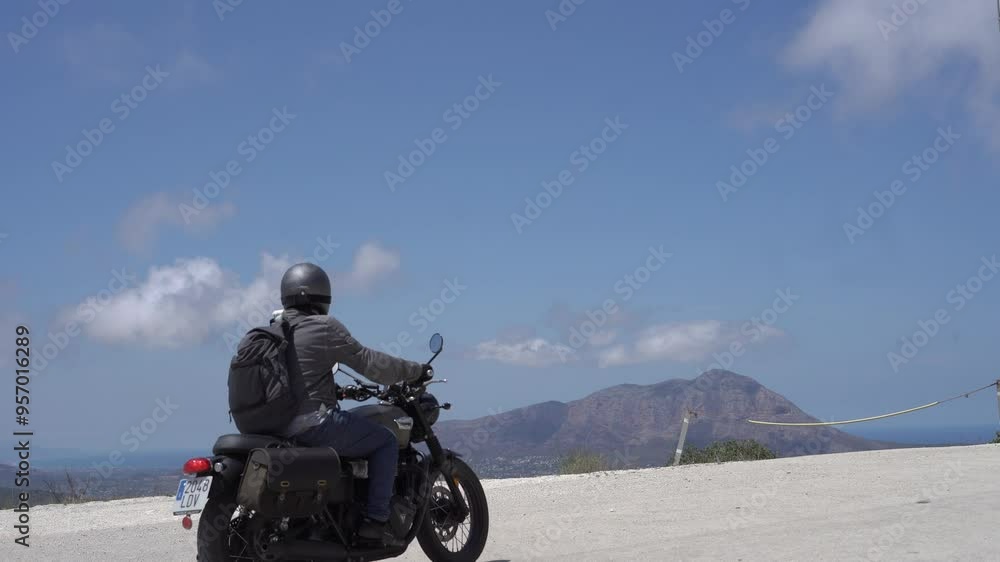 Hombre en moto clásica de viaje Hombre en moto clásica de viaje