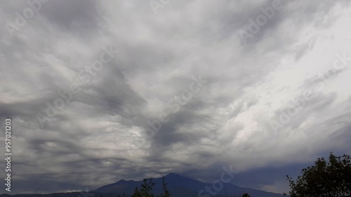 Nubi scure e minacciose sopra l'Etna. photo